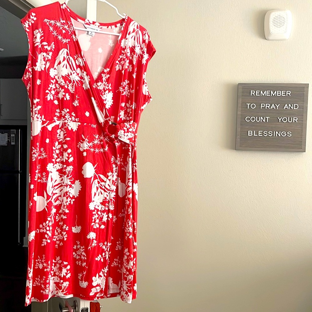 Beautiful white and coral short sleeve dress